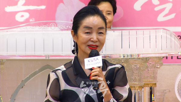 제27회 ‘화(話)’살롱 행사에 개회사를 하고 있는 한국여성언론협회 박영숙 총재