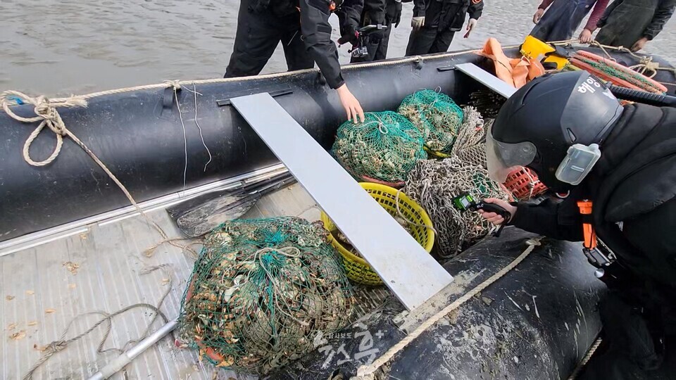 지난 3월  27일 인천 연평도 해상에서 범게 80kg을 불법 조업한 혐의로 중국 어선을 나포했다.9사진 해경청 제공