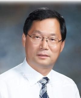 ​경기도청과 공공기관에서 45년간 공직생활을 마치고 2019년 1월 말에 퇴직한 이강석 작가​. 전 경기 남양주 부시장, 경기테크노파크 원장 역임.