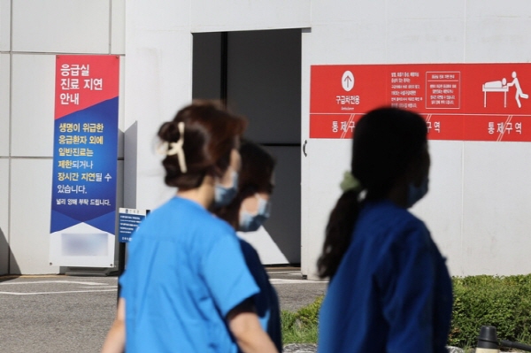 의정갈등이 계속되는 가운데 29일 서울의 한 대학병원 응급의료센터 앞에 응급실 진료 지연 안내문이 놓여 있다. (사진=연합뉴스)/뉴스후플러스