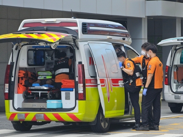 지난해 추석인 9월 17일 오후 강원 춘천시 한 대학병원 응급실 앞에서 119구급대원들이 응급환자를 이송, 입실을 기다리고 있다. (사진=연합뉴스)/뉴스후플러스