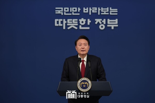 지난해 12월 3일 밤, 윤석열 대통령이 긴급담화를 열고 비상계엄을 선포했다. (사진=대통령실)/뉴스후플러스