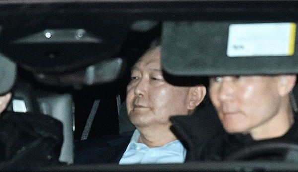 내란 우두머리 혐의로 고위공직자범죄수사처에 체포된 윤석열 대통령이 경기 과천시 공수처에서 조사를 마치고 서울구치소로 이동하고 있다. (사진=연합뉴스)/뉴스후플러스