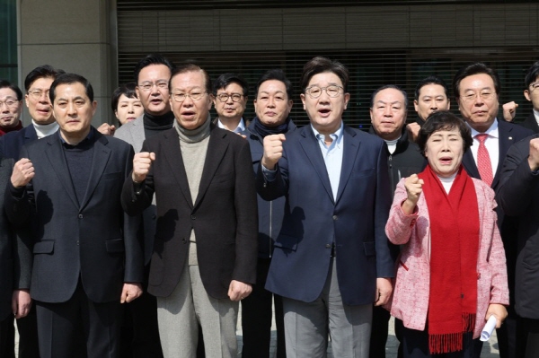 권영세 국민의힘 비상대책위원장과 권성동 원내대표 등 의원들이 8일 서울 대검찰청 앞에서 비상의원총회를 열고 윤석열 대통령의 석방을 촉구하고 있다. (사진=연합뉴스)/뉴스후플러스