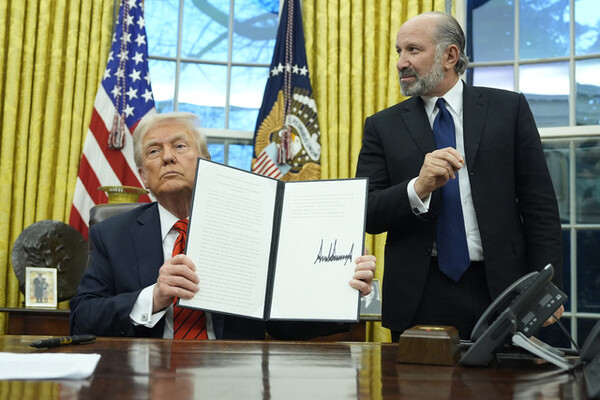 도널트 트럼프 미국 대통령(왼쪽)이 10일 오후 (현지시간) 수입 철강과 알루미늄 제품에 25%의 관세를 부과하는 내용의 행정명령에 서명헸다. (사진=AP 연합뉴스)/뉴스후플러스