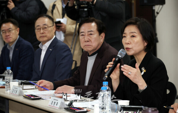 오영주 중소벤처기업부 장관이 12일 경기 화성시 알루미늄 제품 제조업체인 지제이알미늄에서 열린 미국의 철강·알루미늄 관세 부과에 따른 수출 중소기업 현장 간담회에서 발언하고 있다. (왼쪽) 김기문 중소기업중앙회 회장. (사진=중소기업중앙회)