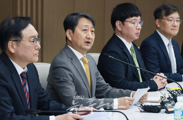 안덕근 산업통상자원부 장관이 12일 서울 대한상공회의소 EC룸에서 열린 민·관 합동 미국 관세조치 대응전략 회의에서 인사말하고 있다. (사진=산업부)/뉴스후플러스