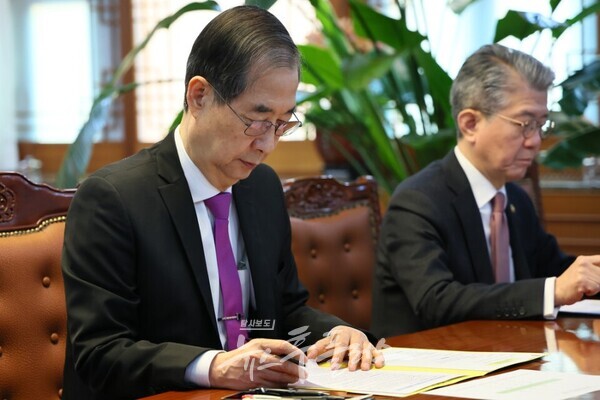 한덕수 대통령 권한대행 국무총리가 3일 서울 종로구 정부서울청사 집무실에서 상호관계 대응 긴급 경제안보전략TF회의를 주재하고 있다. (사진=국무총리실)/뉴스후플러스