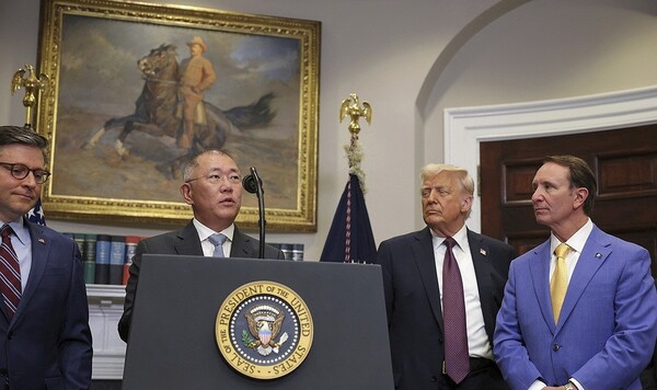 정의선 현대자동차그룹 회장이 24일(현지시각) 백악관 루즈벨트룸에서 도널드 트럼프 미국 대통령이 주재한 발표 행사에서 대미 투자 계획을 발표하고 있다. (사진=연합뉴스)/뉴스후플러스