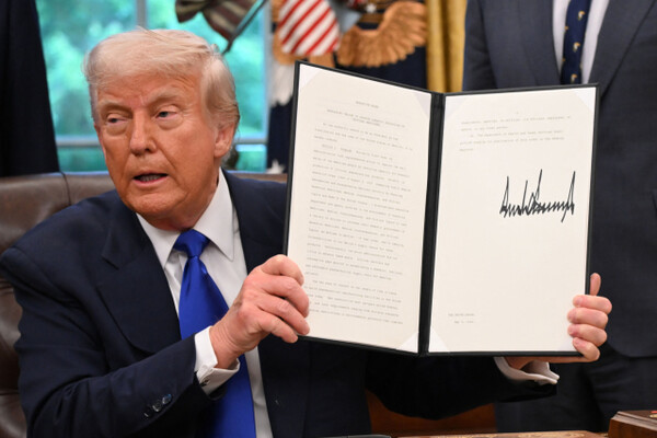 도널드 트럼프 미 대통령이 5일(현지 시간) 백악관에서 행정명령에 서명한 후 문서를 들어보이고 있다.  (사진=AFP연합뉴스)/뉴스후플러스