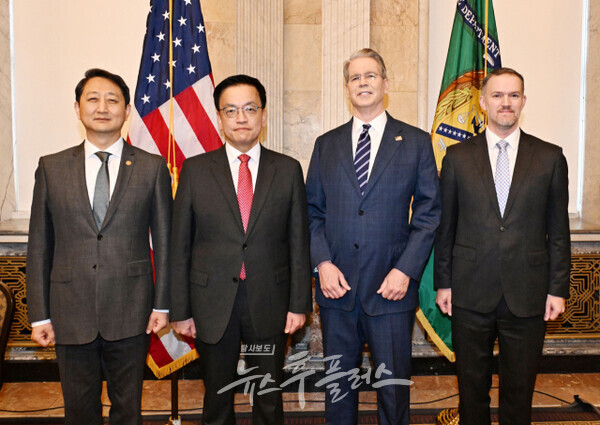 (왼쪽부터) 안덕근 산업통상자원부 장관, 최상목 부총리 겸 기획재정부 장관, 스콧 베선트 미국 재무장관, 제이미슨 그리어 미국 무역대표부(USTR) 대표가 24일(현지 시간) 미국 워싱턴DC 재무부에서 열린 ‘한미 2+2 통상협의’에 앞서 기념 촬영을 하고 있다. (사진=산업통상자원부)/뉴스후플러스