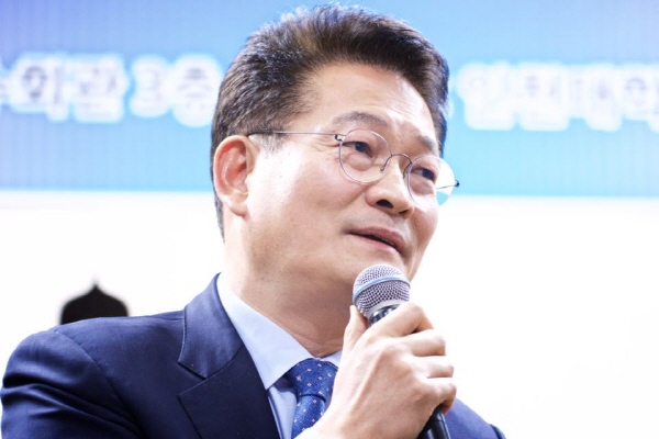 소나무당 송영길 대표가 손훈모 변호사를 통해 SNS에 공개된 당선 축하 글이 눈길을 모으고 있다. (사진+페이스북)