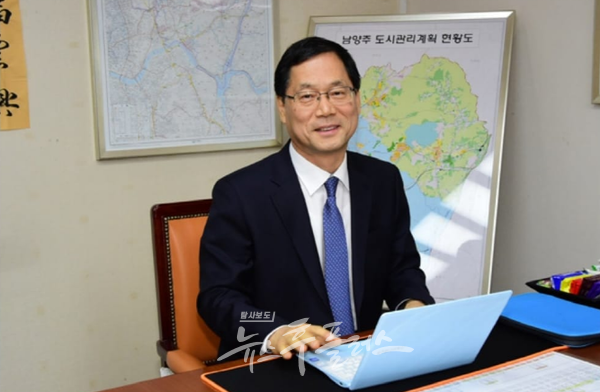 ​경기도청과 공공기관에서 45년간 공직생활을 마치고 2019년 1월 말에 퇴직한 이강석 작가​. 전 경기 남양주 부시장, 경기테크노파크 원장 역임.