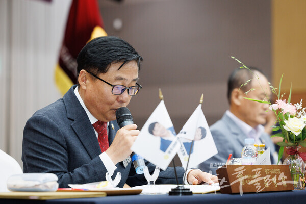 의장이 제178차 정례회의에 앞서 환영사를 하고 있다.