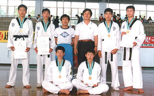 1987년 인덕공고 태권도부(사진=뉴스후플러스)