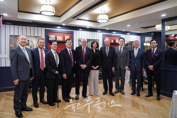 (왼쪽부터) 구자은 LS그룹 회장, 김상현 롯데 부회장, 이재현 CJ그룹 회장, 허태수 GS그룹 회장, 루벤스타인 칼라일그룹 회장, 최수연 네이버 대표, 류진 한경협 회장, 이재용 삼성전자 회장, 정의선 현대차그룹 회장, 최윤범 고려아연 회장 등 경제사절단이 26일 미국 워싱턴DC 윌러드 호텔에서 열린 한미 비즈니스라운드테이블에 참석해 기념 촬영을 하고 있다. (사진=한국경제인협회)/뉴스후플러스