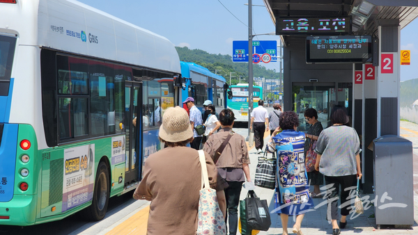 양주시가 9월 1일부터 마을버스 준공영제를 본격 시행하며, 관내 10개 노선, 15대 차량을 대상으로 첫 전환에 나선다. 양주역 버스정류장. (사진=이영두 기자)/뉴스후플러스