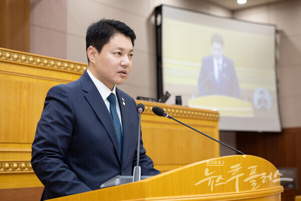 한상민 의원이 제380회 임시회 제1차 본회의에서 ‘중소기업 인력난 해소를 위한  외국인 유학생 비자 전환 제도 개선 촉구 건의안’을 대표발의하고 있다.