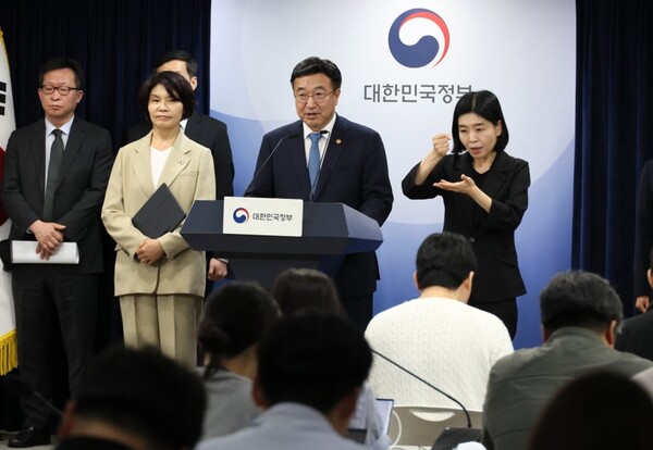 윤호중 행정안전부 장관과 한정애 더불어민주당 정책위의장이 7일 서울 종로구 정부서울청사에서 제3차 고위당정협의회 결과 및 정부조직 개편 방안에 대해 발표하고 있다. (사진=연합뉴스)/뉴스후플러스