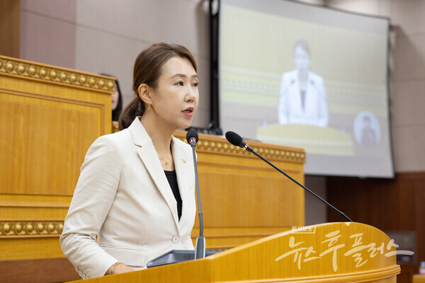 최수연 의원이 15일 열린 제381회 임시회 제1차 본회의에서 ‘고교학점제 전면 재검토 및 제도 개선 촉구 건의안’에 대한 제안설명을 하고 있다. (사진=양주시의회)/뉴스후플러스