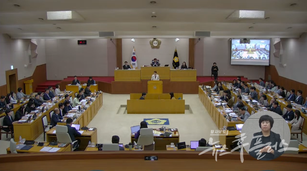 최수연 의원이 15일 열린 제381회 임시회 제1차 본회의에서 ‘고교학점제 전면 재검토 및 제도 개선 촉구 건의안’에 대한 제안설명을 하고 있다. (양주시의회 유튜브 캡처)/뉴스후플러스