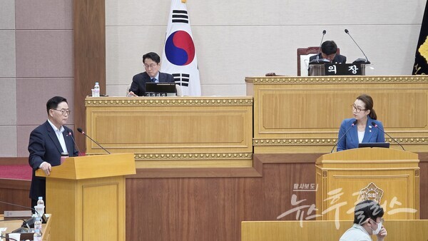 지난 17일 열린 양주시의회 제381회 임시회 제3차 본회의에서 최수연 부의장이 강수현 양주시장을 향해 시정질문를 하고 있다. (사진=이영두 기자)/뉴스후플러스