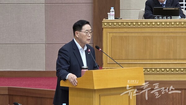 지난 17일 열린 양주시의회 제381회 임시회 제3차 본회의에서 강수현 양주시장이 최수연 부의장의 시정질문에 답변하고 있다. (사진=이영두 기자)/뉴스후플러스