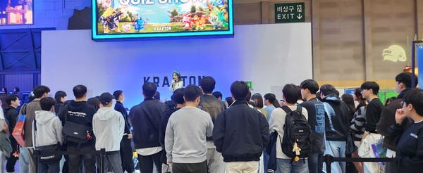 13일 개막한 '지스타 2025' 크래프톤 부스에서 '팰월드 모바일' 퀴즈쇼가 펼쳐지고 있다.  (사진=김슬기 기자)/뉴스후플러스 