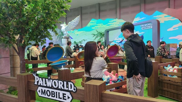 크래프톤 지스타 2025 부스에서 한 관람객이 게임 콘텐츠를 직접 실행해 보고 있다.  (사진=김슬기 기자)/뉴스후플러스 