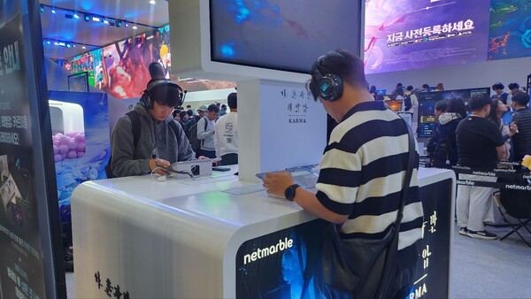 최신 디바이스로 '나 혼자만 레벨업'을 시연 중인 관람객.  (사진=김슬기 기자)/뉴스후플러스