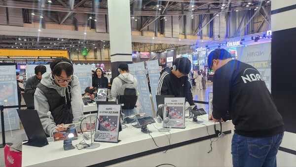 13일 부산 벡스코에서 열린 국내 최대 게임전시회 지스타에서 관람객들이 위메이드커넥트의 신작 '노아(N.O.A.H)'를 체험하고 있다. (사진=김슬기 기자)/뉴스후플러스 