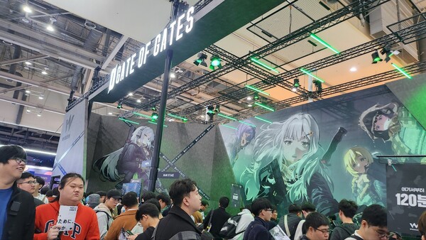 웹젠 '게이트 오브 게이츠' 시연존 앞에 몰린 관램객들. (사진=김슬기 기자)/뉴스후플러스 