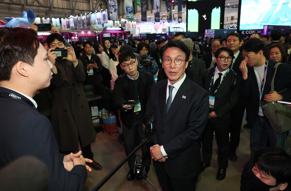 김민석 국무총리가 15일 부산 해운대구 벡스코에서 열린 국제게임전시회 지스타 2025를 찾아 전시장을 둘러보고 있다. (사진=연합뉴스)/뉴스후플러스