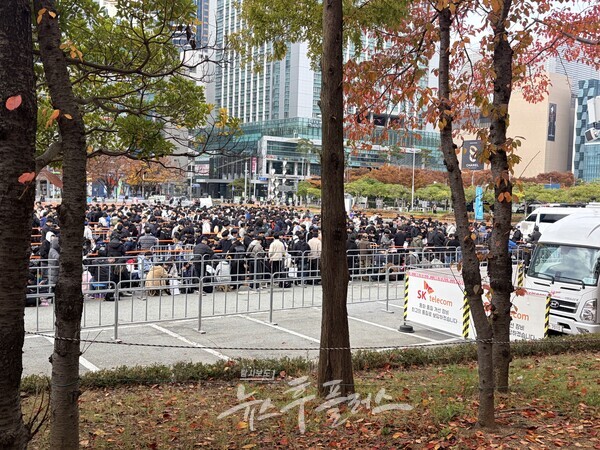 지스타 2025 첫날인 14일 관람객들이 입장을 위해 줄을 서고 있다. (사진=홍광표 기자)/뉴스후플러스