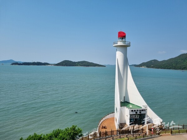 ▲ 목포시 달리도와 해남군 화원면 사이 위치한 목포등대(사진=박남호 기자)/뉴스후플러스