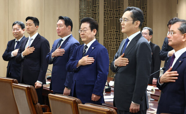 이재명 대통령이 16일 용산 대통령실에서 열린 한미 관세협상 후속 민관 합동회의에서 국기에 경례하고 있다. (사진=연합뉴스)/뉴스후플러스