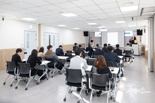 강혜숙 대표의원을 비롯한 의원 연구단체 소속 의원들이 최종보고회에 참석해 연구용역 결과에 대해 논의하고 있다. (사진=양주시의회)/뉴스후플러스.