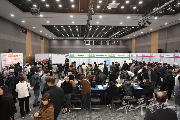지난 18일 경기섬유종합지원센터에서 열린 ‘2025 양주시·경기도 2040＋5070 통합 일자리박람회’에 1,000여 명의 구직자가 몰리며 현장이 성황을 이뤘다. (사진=양주시)/뉴스후플러스. 