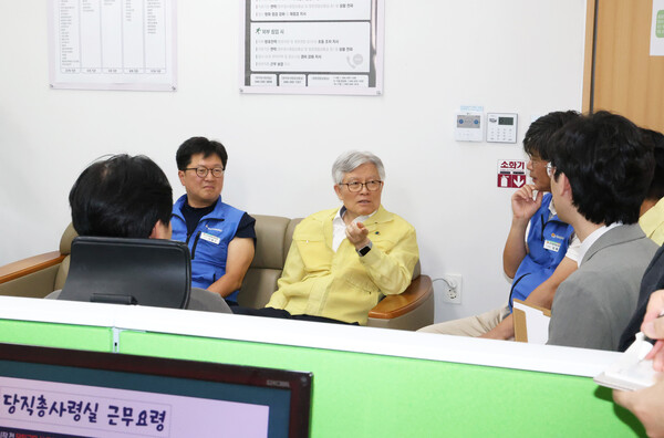 세종청사 당직총사령실 방문한 최동석 인사혁신처장(사진=연합뉴스)/뉴스후플러스