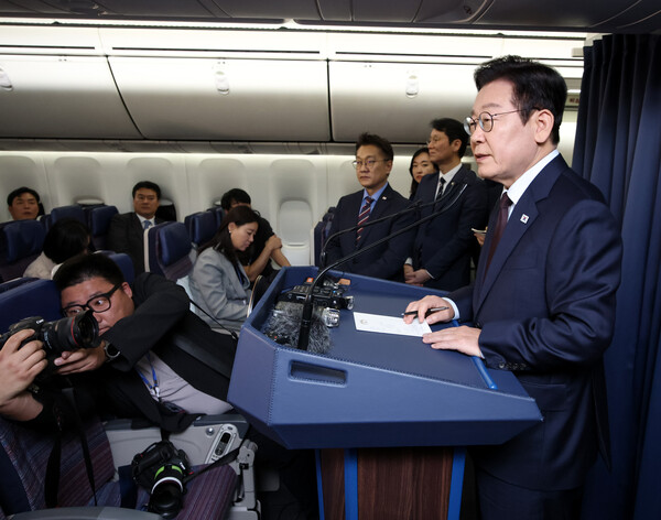  순방 기내 기자간담회(사진=연합뉴스)/뉴스후플러스