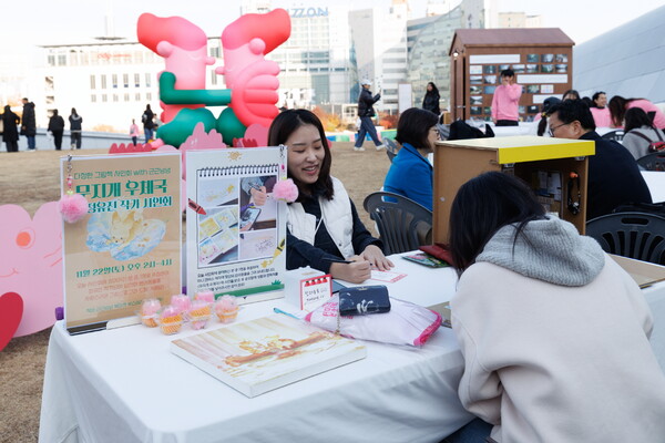 제２회 인문문화축제 현장_지역 독립서점 부스(사진=한국문화예술위원회)/뉴스후플러스