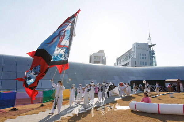 제２회 인문문화축제 현장_99박스 나례희_공연(사진=한국문화예술위원회)/뉴스후플러스