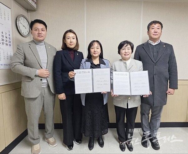 지난 24일, 더불어민주당 양주시의회와 연천군의회 의원들이 연천군 종합장사시설 공동 이용을 위한 협력 협의문을 체결한 뒤 기념촬영을 하고 있다.(왼쪽부터)더불어민주당 양주시의회 한상민, 최수연, 이지연 의원, 연천군의회 박양희, 윤재구 의원. 