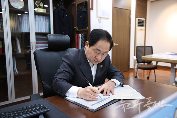 주광덕 시장이 지난 4월, 상수원 규제에 대한 헌법소원 심판의 조속한 심리를 촉구하는 탄원서에 서명하고 있다. (사진=남양주시)/뉴스후플러스.