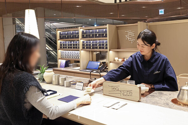 티노트매장에서 고객이 차를 시음해보고있는 모습. (사진=신세계백화점)/뉴스후플러스