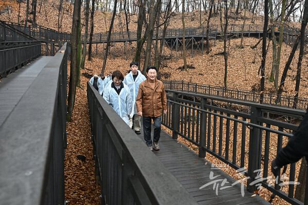 김동근 시장이 25일 추동공원에서 추동 숲정원 시민참여단과 현장 점검을 하고 있다. (사진=의정부시)/뉴스후플러스.