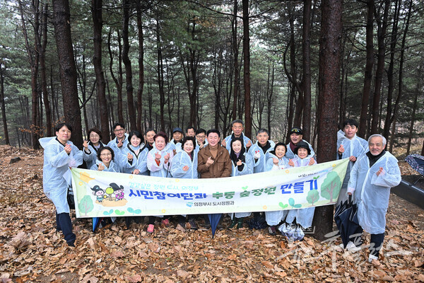 김동근 시장이 25일 추동공원에서 추동 숲정원 시민참여단과 현장 점검을 한 뒤 함께 기념사진을 찍고 있다. (사진=의정부시)/뉴스후플러스.