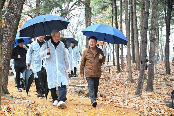김동근 시장이 25일 추동공원에서 추동 숲정원 시민참여단과 현장 점검을 하고 있다. (사진=의정부시)/뉴스후플러스.