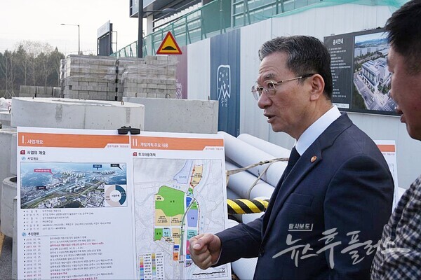 지난 22일 오전, 정성호 국회의원이 양주역세권 개발사업 현장을 찾아 주요 추진 상황과 현안을 점검하고 있다. (사진=양주시지역위원회)/뉴스후플러스.