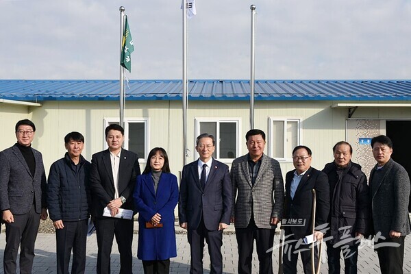 지난 22일 정성호 국회의원이 더불어민주당 동두천시·양주시·연천군갑지역위원회 소속 시·도의원 및 관계자들과 함께 개발사업 현장을 점검한 뒤 기념촬영을 하고 있다. (사진=양주시지역위원회)/뉴스후플러스.